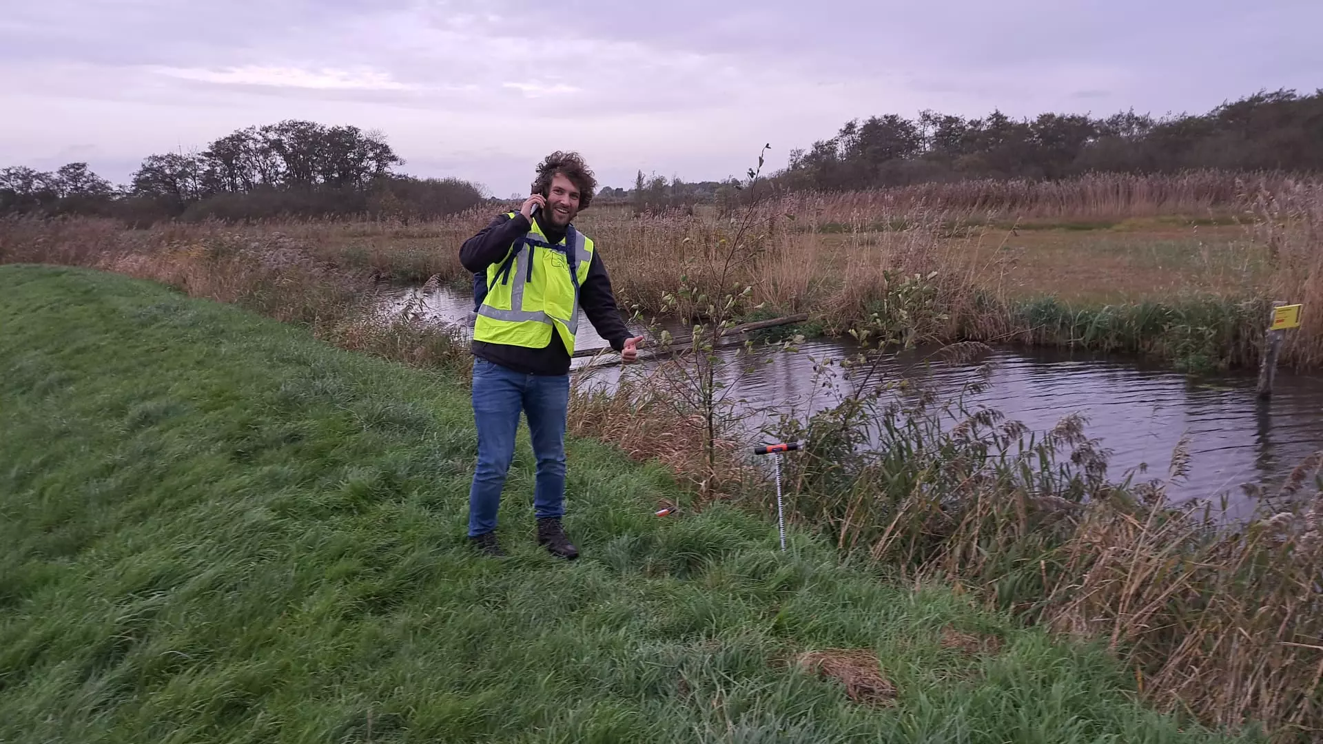 Foto van collega Ivan die op een bouwterrein staat