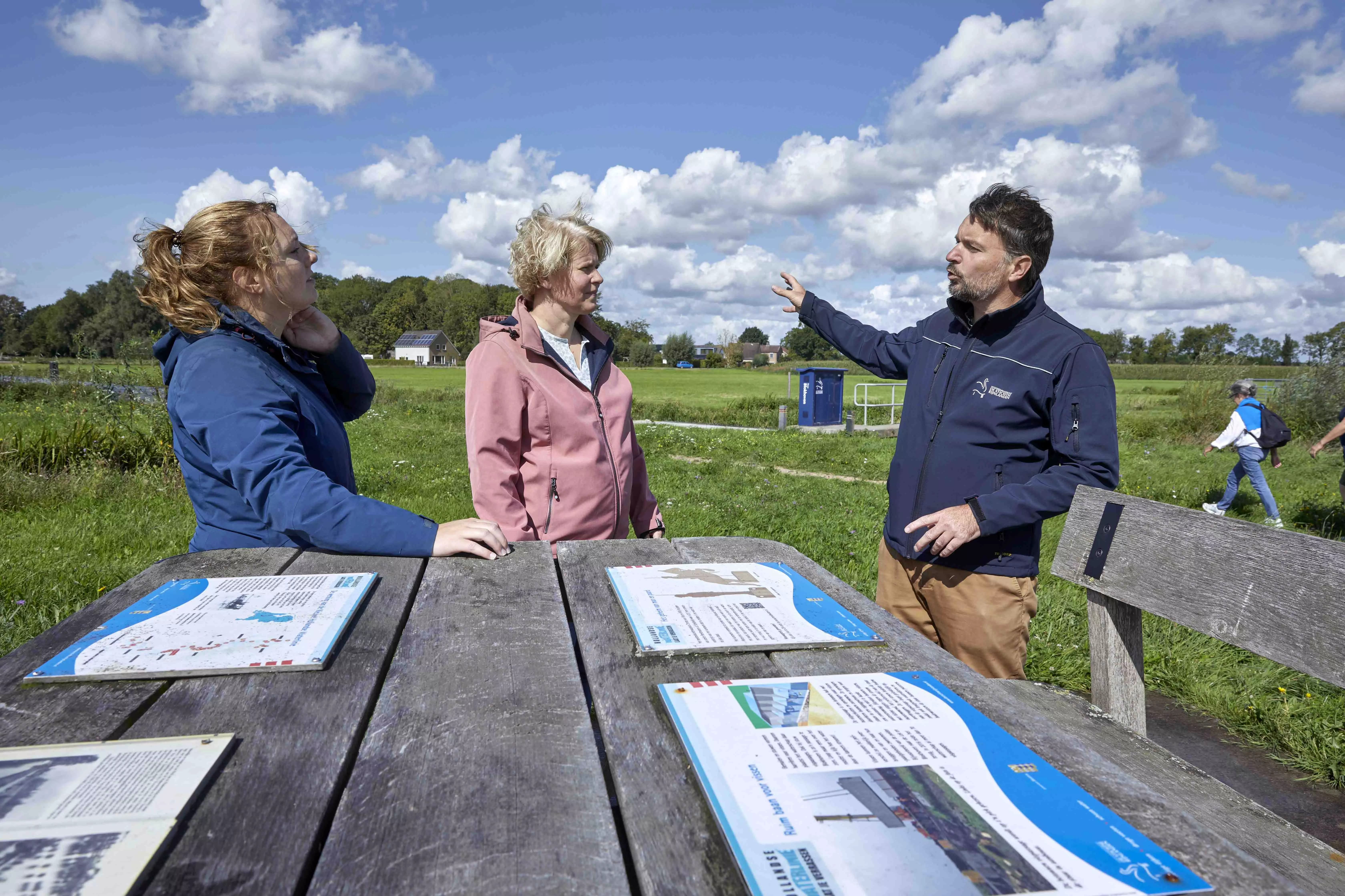 Gebiedsbeheerder Rebecca in gesprek met collega