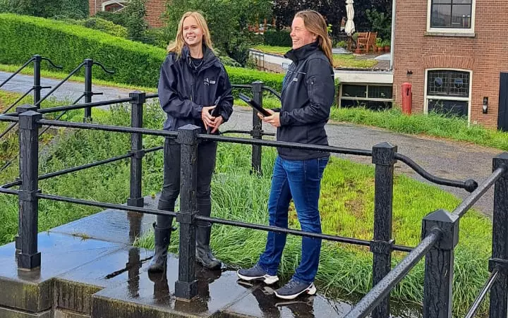 Gebiedsbeheerder Rebecca in gesprek met collega