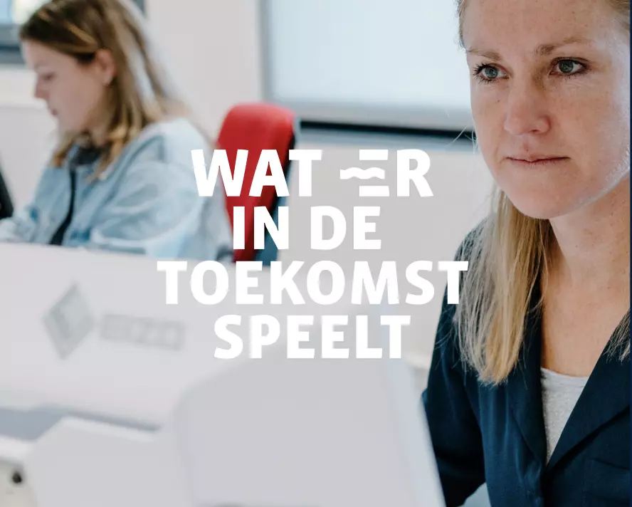 Collega HDSR op computer met tekst Wat-er in de toekomst speelt 