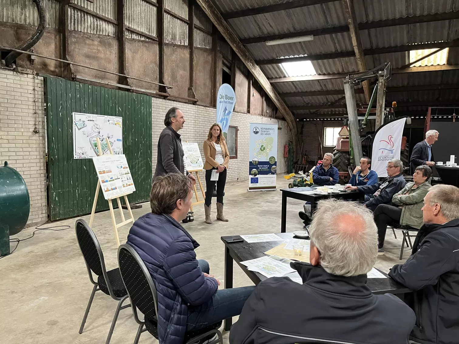 Projectleider Annette in gesprek met agrariërs